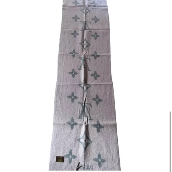 Louis Vuitton 100% Cashmere Scarf - Picture 4 of 6